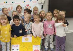 dzieci prezentują kodeks grupy na żółtym kartonie