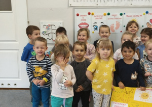 dzieci prezentują kodeks grupy na żółtym kartonie