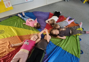 dzieci leżą na chuście animacyjnej
