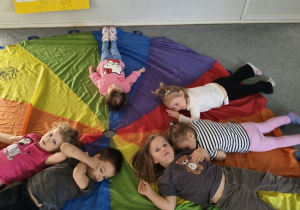 dzieci leżą na chuście animacyjnej