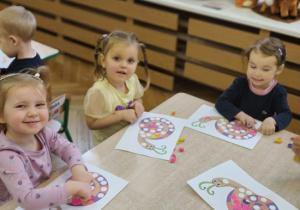 dzieci wyklejają muszelkę ślimaka