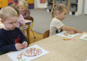 dzieci wyklejają muszelkę ślimaka