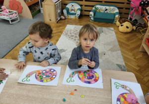 dzieci wyklejają muszelkę ślimaka