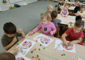 dzieci wyklejają muszelkę ślimaka