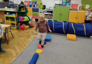 dziewczynka pokonuje sensoryczny tor przeszkód