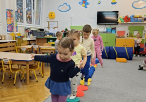 dzieci pokonują sensoryczny tor przeszkód