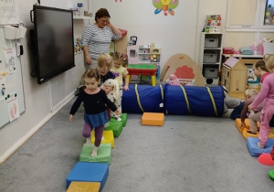 dzieci pokonują sensoryczny tor przeszkód