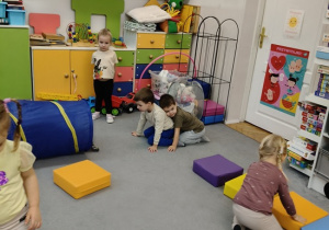 dzieci pokonują sensoryczny tor przeszkód