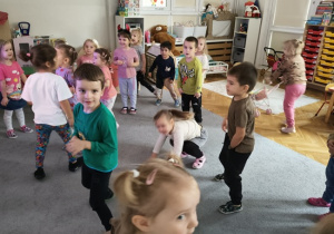 grupa dzieci tańczy przy piosence w języku angielskim