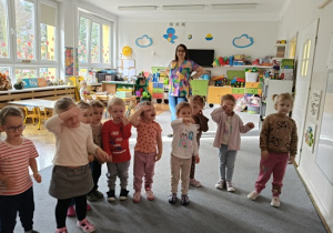 grupa dzieci śpiewa