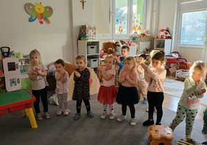 grupa dzieci klaszcze