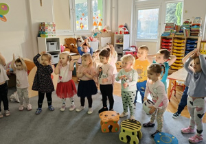 grupa dzieci naśladuje ruchy nauczycielki