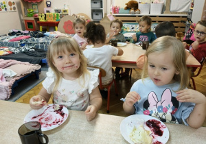 dziewczynki jedzą naleśniki