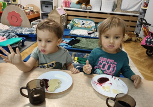 dzieci jedzą naleśniki