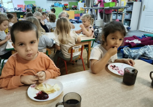 dzieci jedzą naleśniki