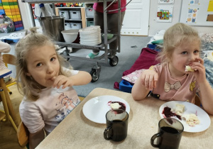 dziewczynki jedzą naleśniki