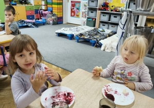 dziewczynki jedzą naleśniki