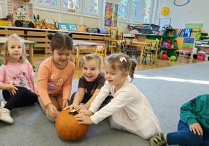 dziewczynki dotykają dyni