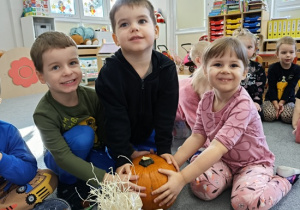 dzieci dotykają dyni