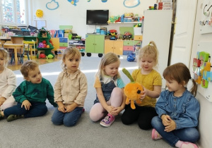 dziewczynki dotykają dyni