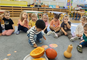 chłopiec układa obrazki dyni