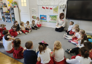 dzieci siedzą w kole z Panią Ewą