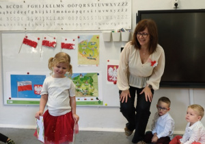 dziewczynka z dyplomem i książką