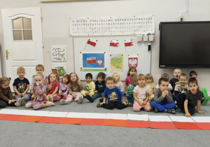 dzieci z ułożoną flagą biało- czerwoną