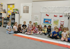 dzieci z ułożoną flagą biało- czerwoną