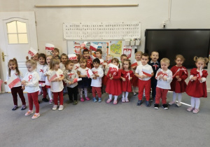 dzieci w strojach biało- czerwonych z flagami