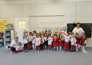 dzieci w strojach biało- czerwonych z flagami w rękach