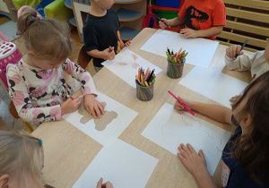 dzieci rysują misie wg własnego pomysłu