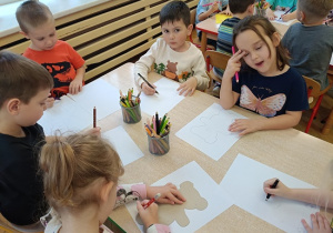 dzieci rysują misie wg własnego pomysłu