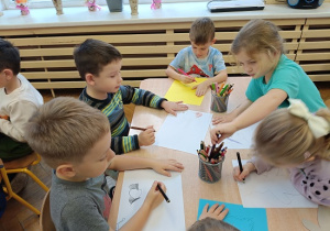 dzieci rysują misie wg własnego pomysłu