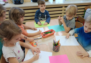 dzieci rysują misie wg własnego pomysłu