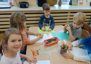 dzieci rysują misie wg własnego pomysłu