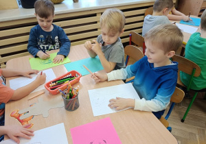 dzieci rysują misie wg własnego pomysłu