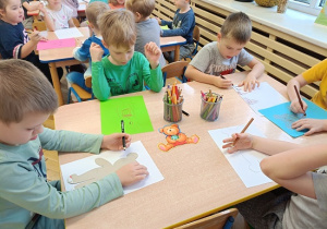 dzieci rysują misie wg własnego pomysłu