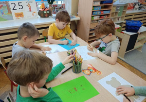 dzieci rysują misie wg własnego pomysłu