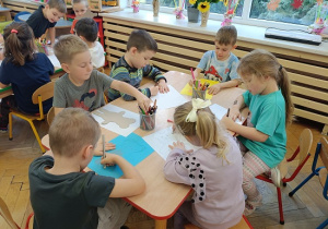 dzieci rysują misie wg własnego pomysłu