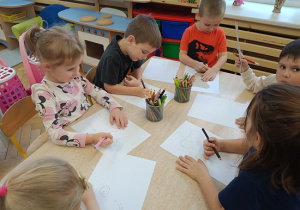 dzieci rysują misie wg własnego pomysłu