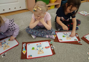 dzieci układają magnetycznego misia na tabliczce magnetycznej