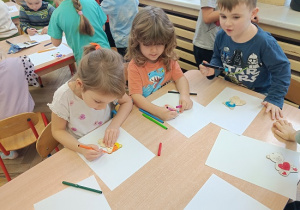 dzieci kolorują emblematy drewnianych misiów