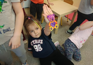 dzieci prezentują pokolorowane mazakami misie