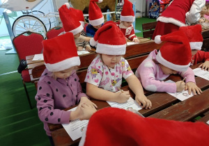 dzieci piszą list do Mikołaja