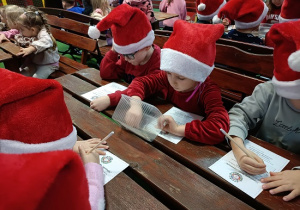 dzieci piszą list do Mikołaja