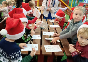 dzieci piszą list do Mikołaja