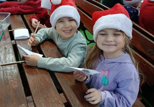 dzieci piszą list do Mikołaja