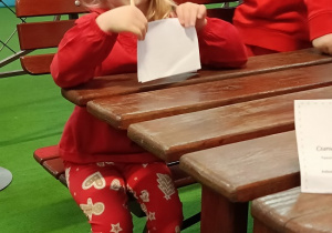 dziewczynka pisze list do Mikołaja