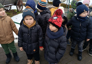 grupa dzieci zwiedza Krainę Św. Mikołaja